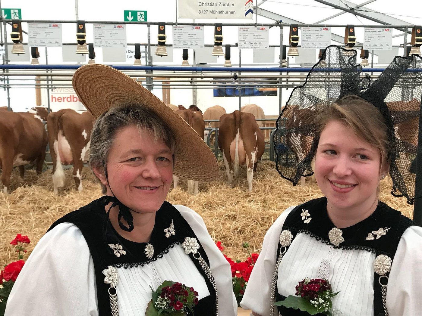 In der Sonntagstracht an der BEA: Käthi und Christa Sommer aus Walterswil BE.