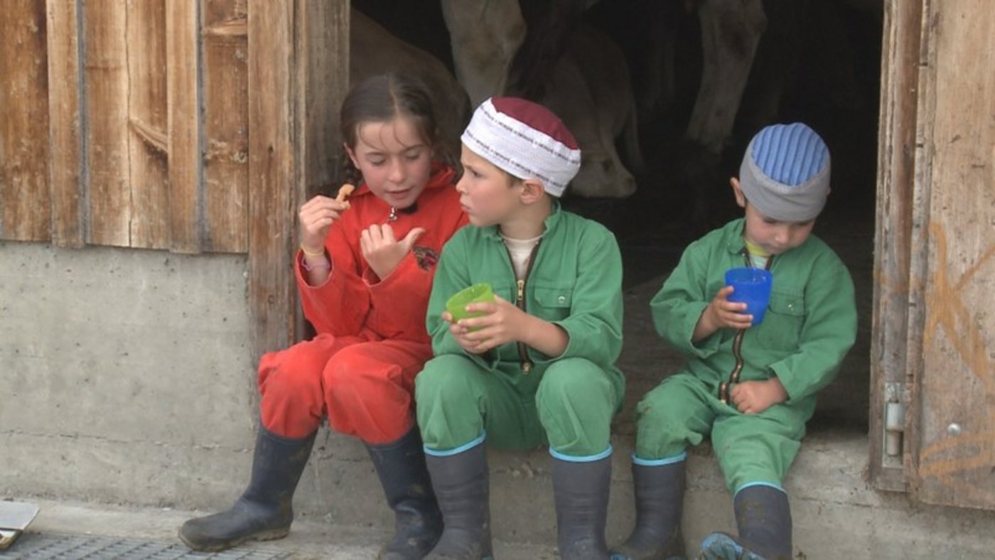 Ihr Tenue ist das Arbeitsgwändli für Kinder: Braida, Marchet und Jon. (Bild zVg)