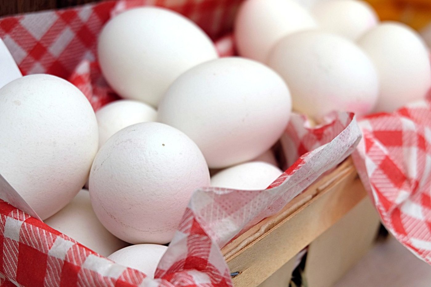 Betroffen sind Zehner- und 15-er-Packungen mit Eiern mit einem Gewicht von 52 respektive 53 Gramm, aus Freiland- und aus Bodenhaltung. (Symbolbild Pixabay)