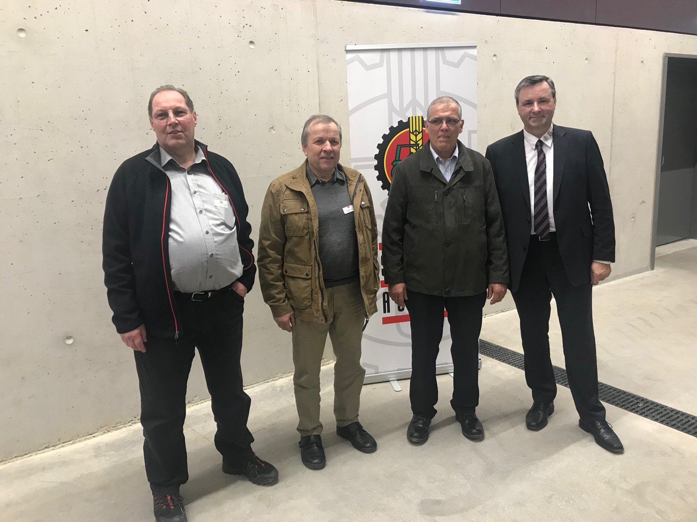 Die neuen Ehrenmitglieder Hansjürg Uhlmann, Konrad Flury und Felix Düring mit Präsident Werner Salzmann (v.l.). (Bild akr)