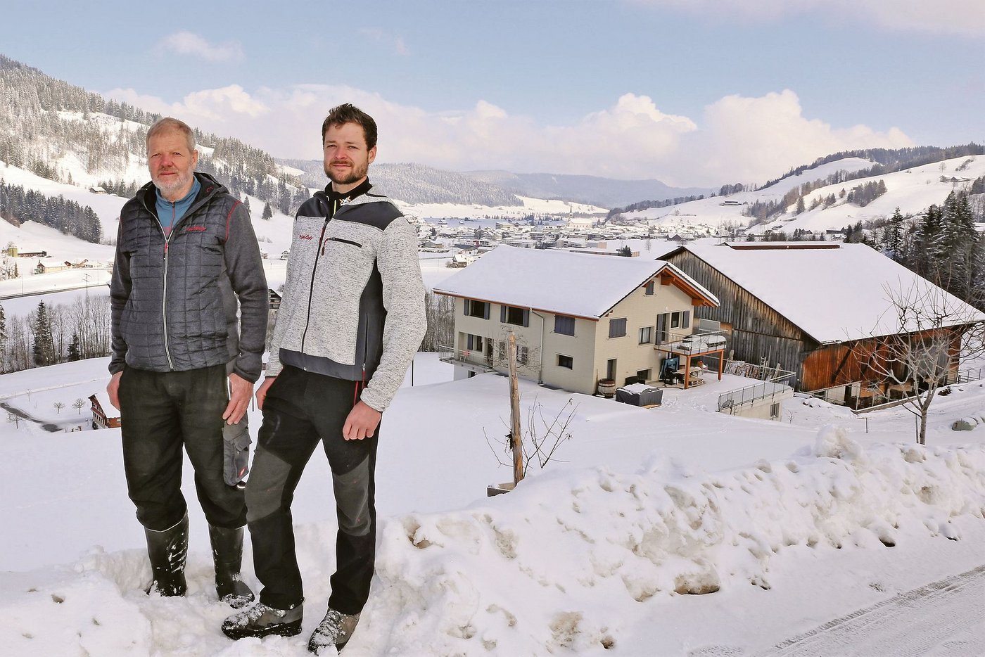 Martin und Sohn Lukas Grab sorgen sich um die Folgen der geplanten Starkstromleitung neben ihrem Haus und Stall.  (Bild Reto Betschart)