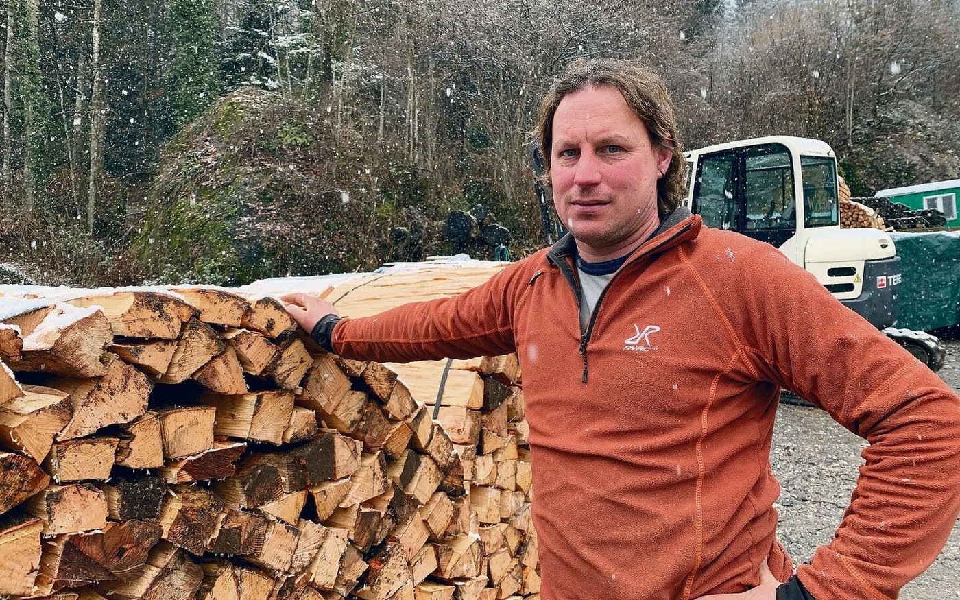 Reto Waldis bei einem Bund mit Brennholz-Spälten. Der Nachfrage-Hype ist wieder vorbei.  
