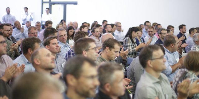 140 Teilnehmende füllten die Aula der Feusi. (Bild zVg)