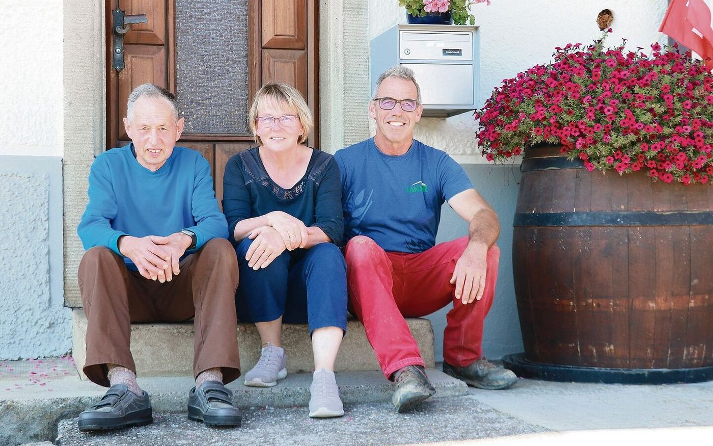 Seit 50 Jahren arbeitet Hans Gassmann (links) bei Familie Marolf. Sein erster Chef war der Grossvater von Daniel Marolf (rechts), dem heutigen Betriebsleiter, hier mit seiner Frau Irma. 