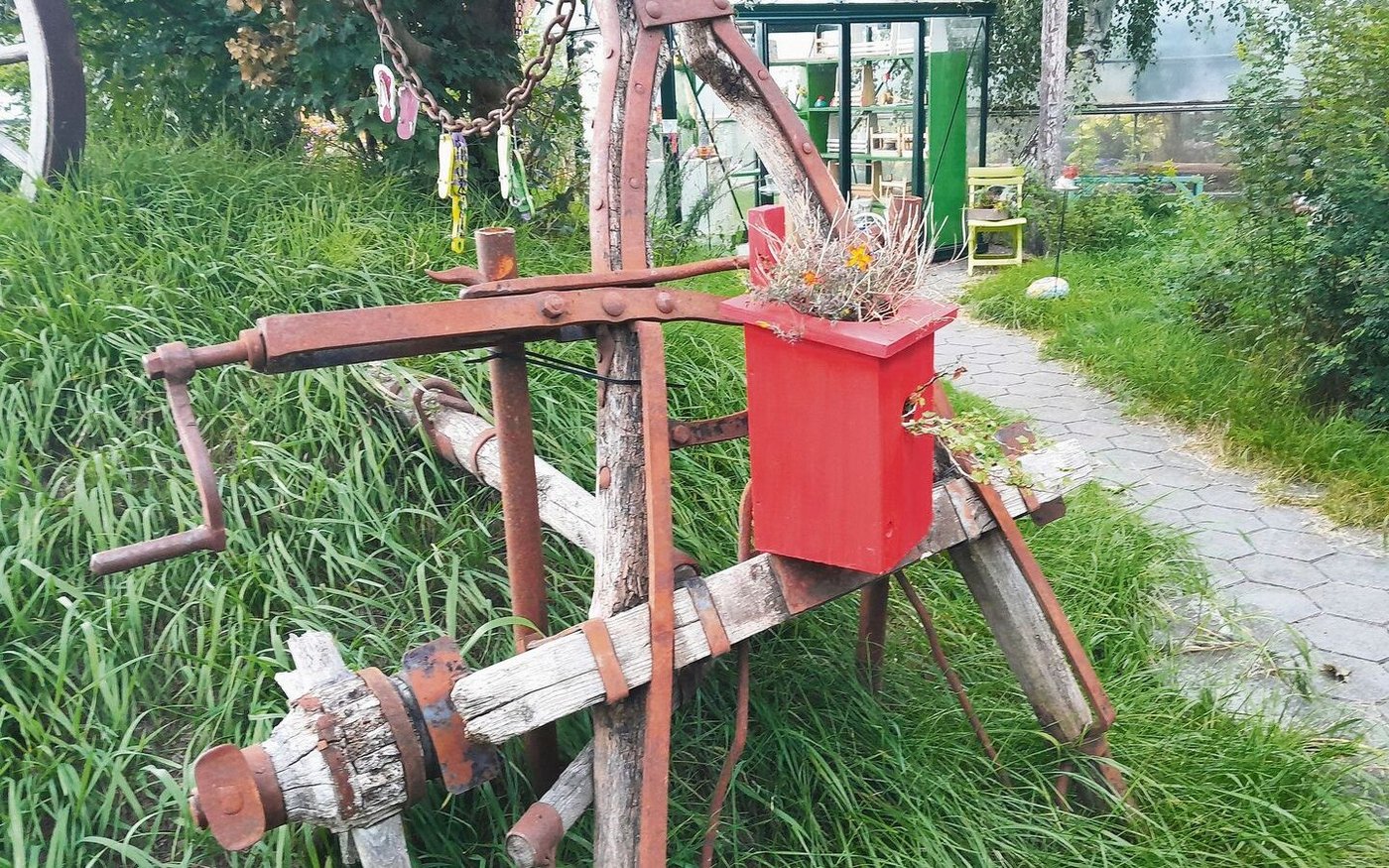 Gerätschaften des ehemaligen Landwirtschaftsbetriebs finden einen neuen Verwendungszweck.