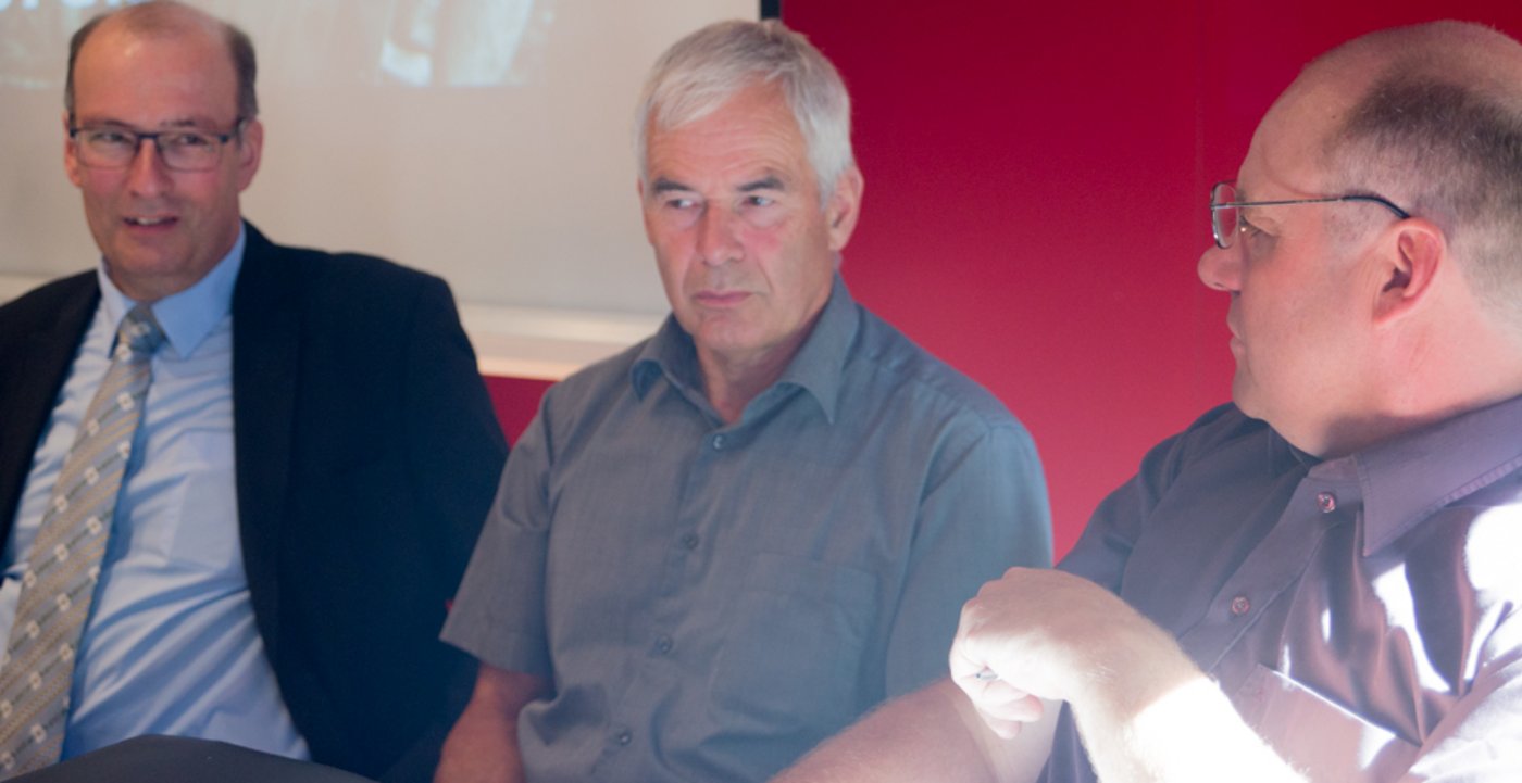 Markus Ritter, Hans Frei und Stefan Schafroth (v.l) vor der Medienorientierung. Sie sind sich einig, dass es nicht angeht, dass die Margen der Molkereien ausgedehnt werden konnten (Bild hja).