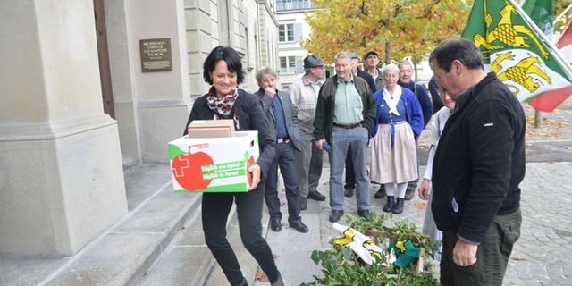 Die Initianten übergaben die Unterschriften passenderweise in Apfelkisten. (Bild zVg)