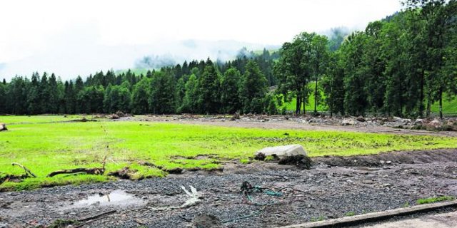 Schäden müssen erst fotografiert und die Zuständigkeiten sollten abgeklärt werden. In der Regel wird der Landbesitzer Eigentümer aller Ablagerungen, die das Unwetter deponiert hat. (Bild BauZ)