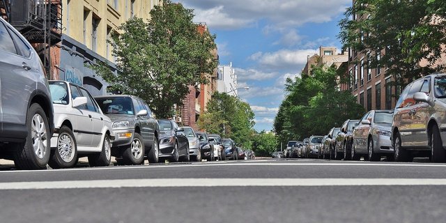 Während des Lockdown blieben die Autos eher mal parkiert und man kaufte regional mit dem Velo ein. (Bild GLady/Pixabay)