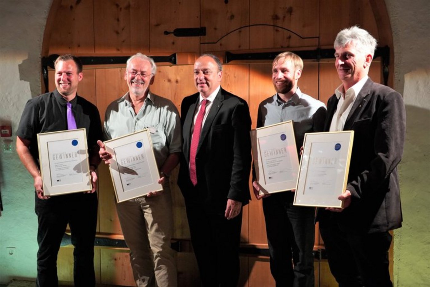 Die Staatswein-Sieger 2019: Christian Steimer, Wettingen; Urs Gasser, Ueken; Pirmin Umbricht, Untersiggenthal; Jürg Wetzel, Ennetbaden. In der Mitte Regierungsrat und Jury-Präsident Markus Dieth. (Bild mr)