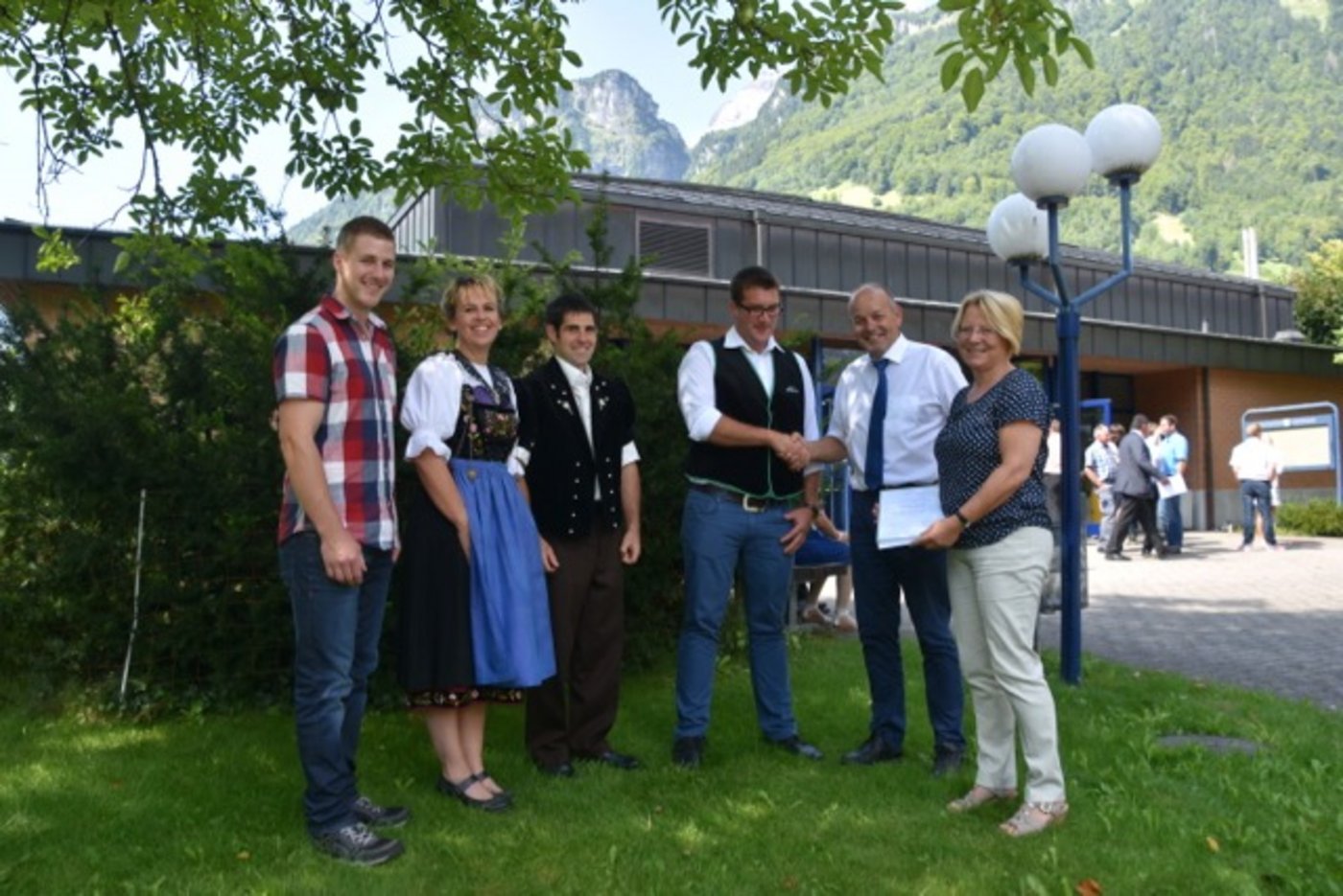 Jonas Inglin, Jolanda Kaspar, Christian Rieben und Frédéric Krähenbühl haben von Markus Aebi und Barbara König den Agrarmedienpreis für die beste Jahresleistung erhalten. (Bild jba)