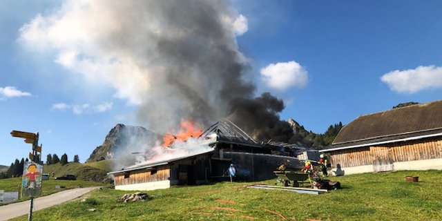 Beim Eintreffen der Feuerwehren stand das freistehende Gebäude bereits in Vollbrand. (Bild Kapo Bern)