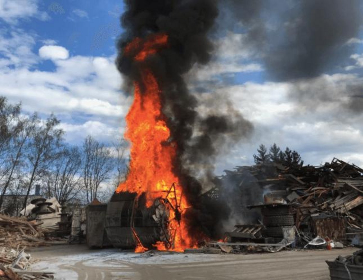 Die Rettungskräfte konnten eine weitere Ausbreitung des Feuers verhindern. (Bild Kapo SH)