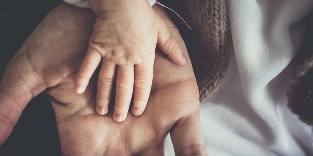 Ein bezahlter Vaterschaftsurlaub entspreche dem Bedürfnis der jungen Familien heutzutage und sei deshalb notwendig. (Bild skalekar1992/pixabay)