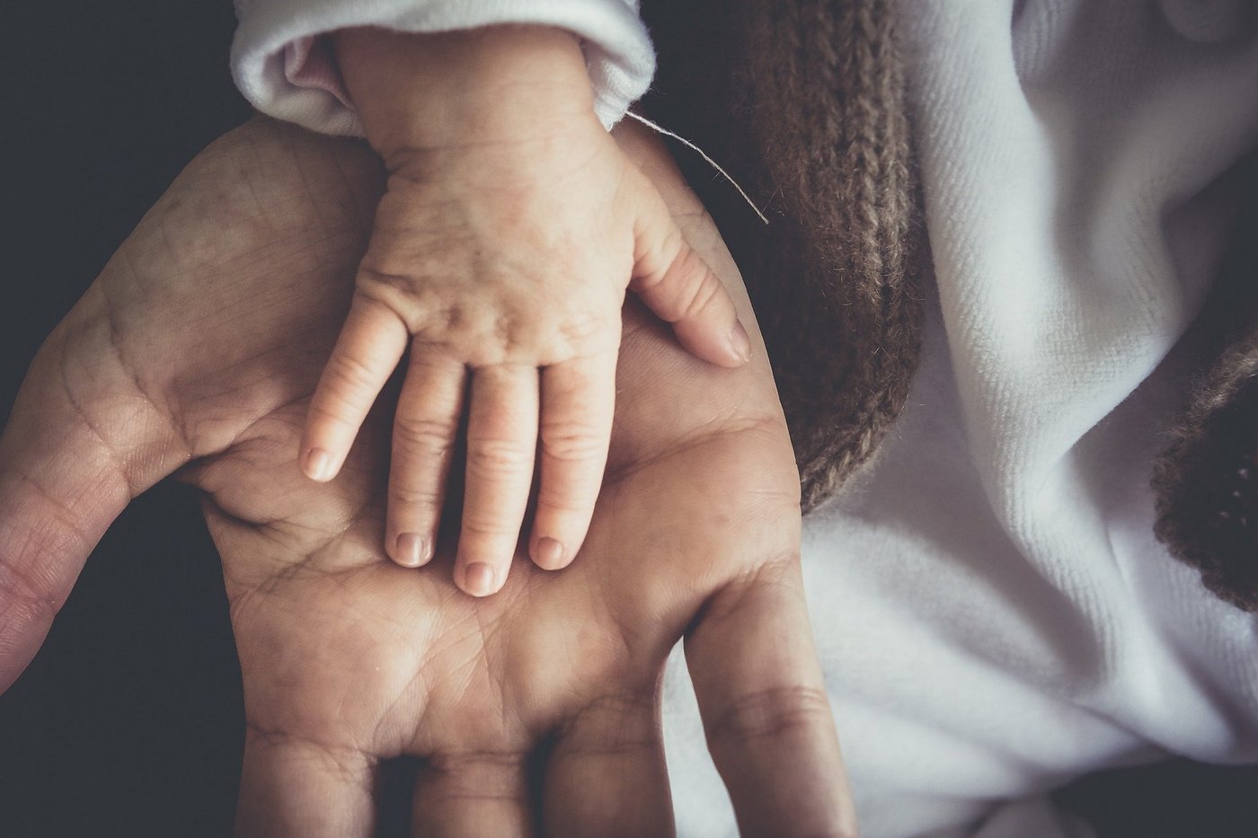 Ein bezahlter Vaterschaftsurlaub entspreche dem Bedürfnis der jungen Familien heutzutage und sei deshalb notwendig. (Bild skalekar1992/pixabay)