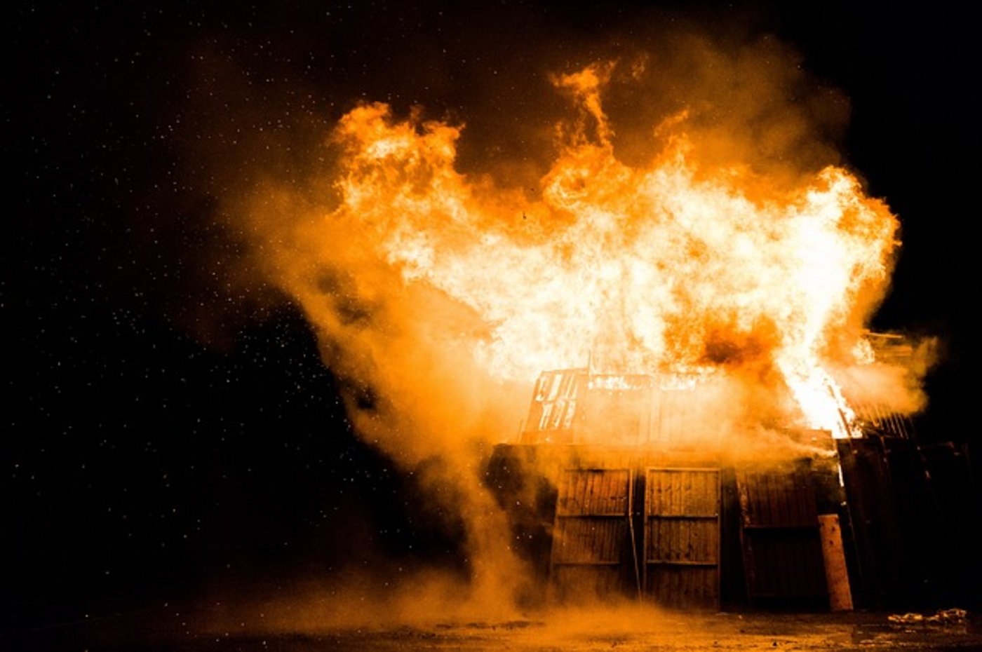 Die Untersuchungen zur Brandursache laufen noch. (Symbolbild Pixabay)