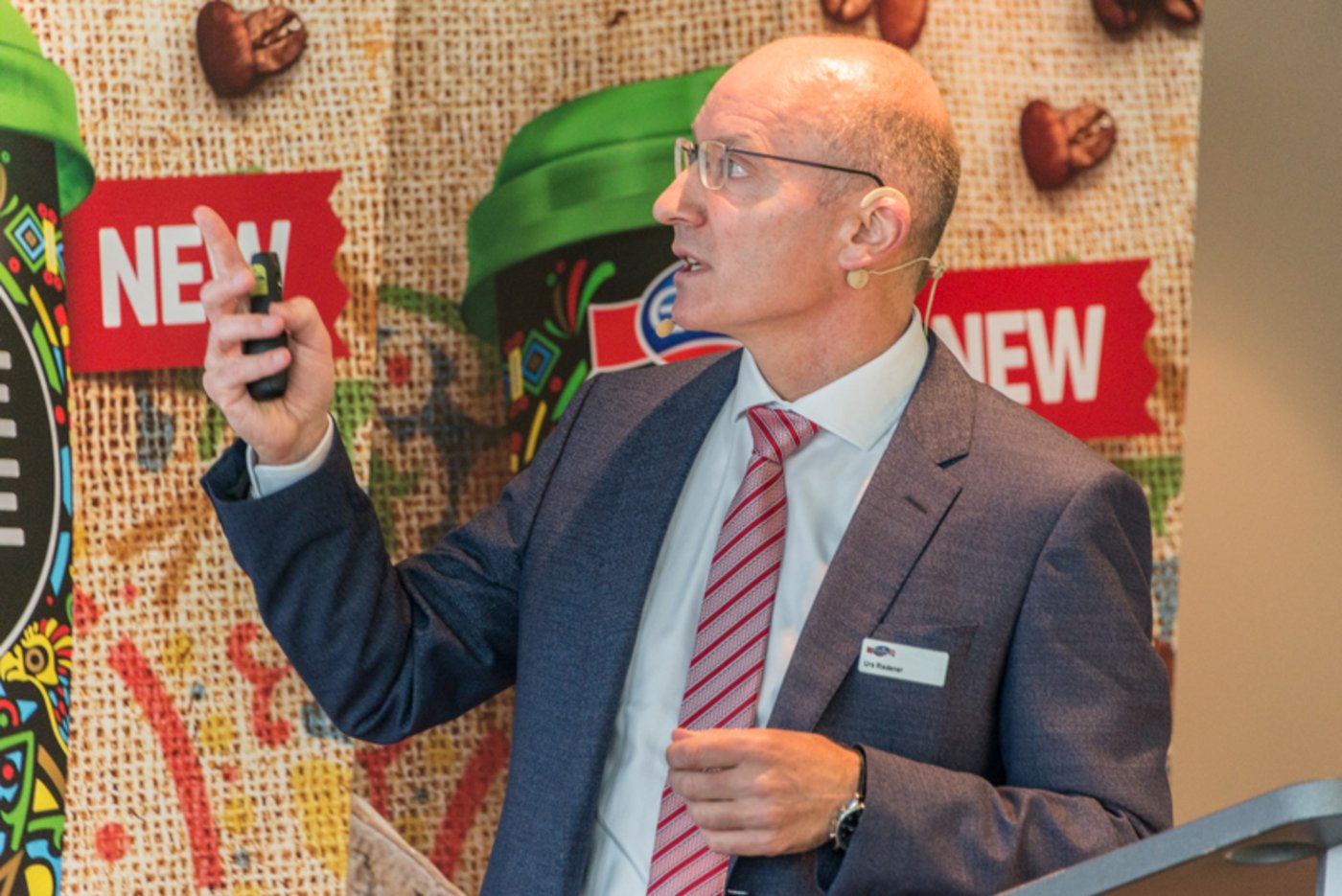 Urs Riedener stellt an der Bilanzmedienkonferenz die Zahlen vor und sagt, dass insbesondere das zweite Halbjahr das Ergebnis gerettet hat. (Bild hja)