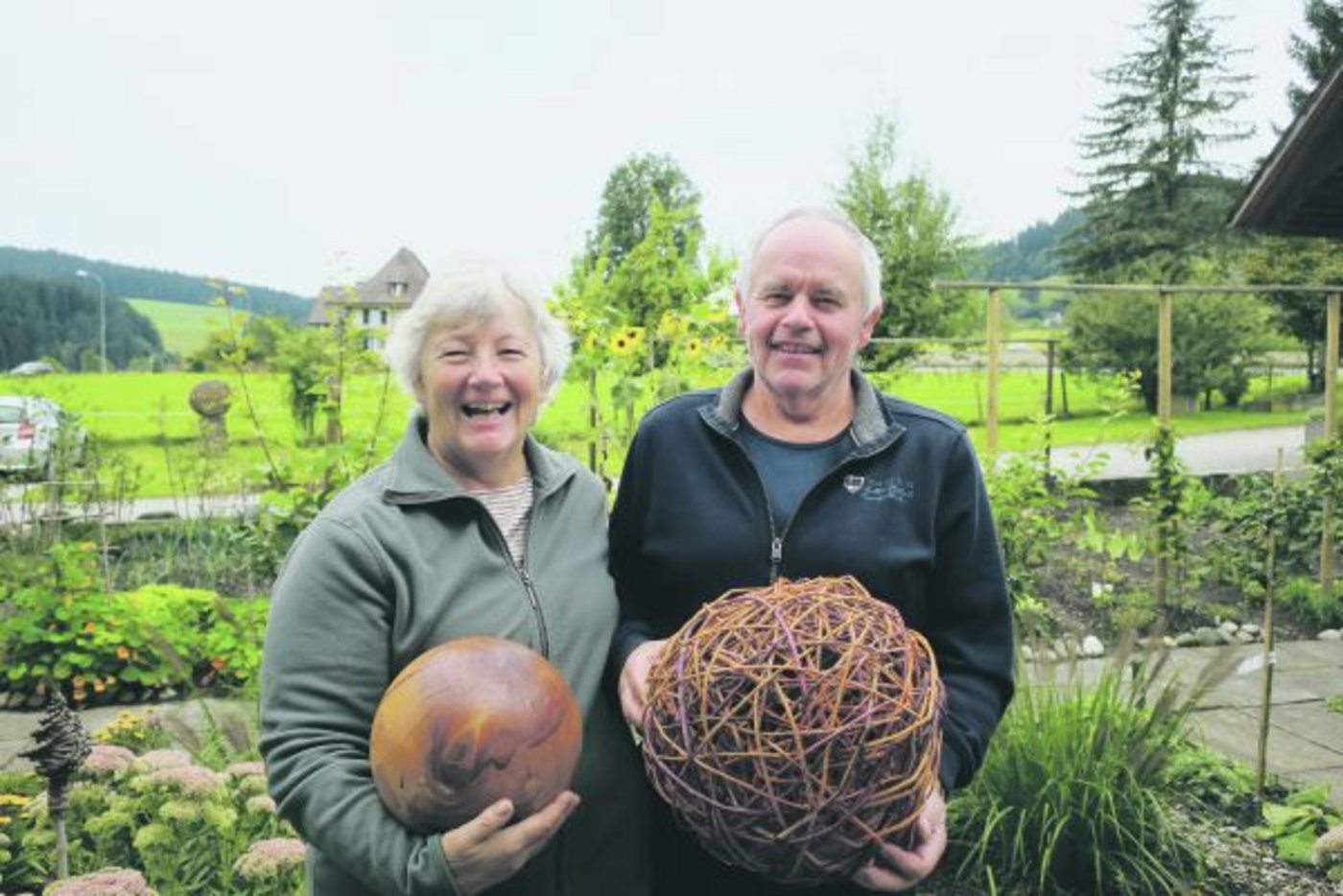 Margrit und Fritz Rüegsegger werden sich ab nächstem Jahr vermehrt ihren Hobbys widmen können. Sie flechtet Gegenstände aus Weidenruten. Er drechselt. Das Holz dafür findet das Ehepaar auf Ausflügen. (Bild Esther Thalmann)