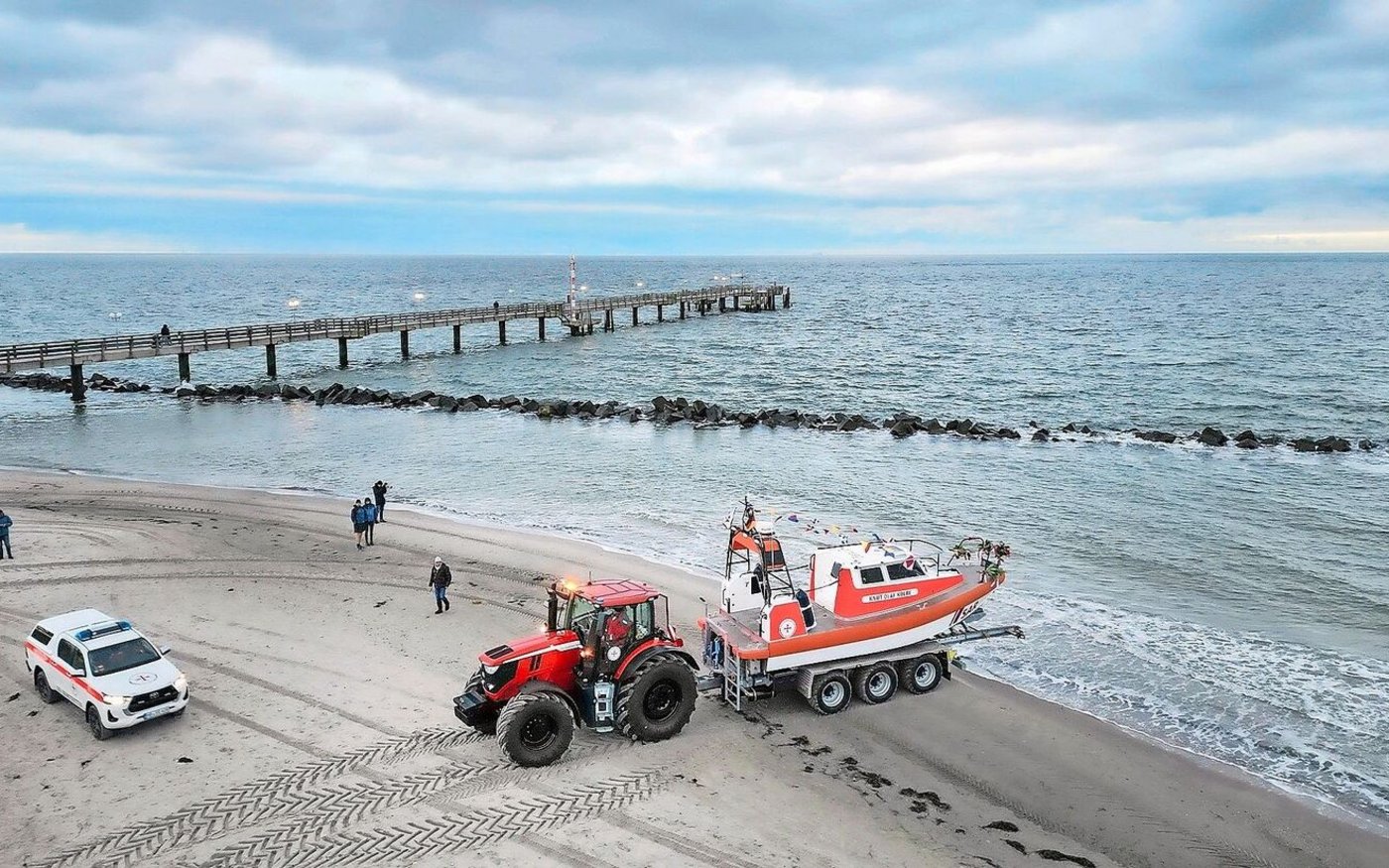 Dieser John Deere 6R 230 ist ein neues Mitglied der Deutschen Gesellschaft zur Rettung Schiffbrüchiger.