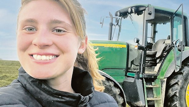 Olivia Mäder aus Bettlach ist im zweiten Lehrjahr als Landwirtin in Combremont le Petite bei Serge Tharin tätig. (Bild Olivia Mäder)ieb in 