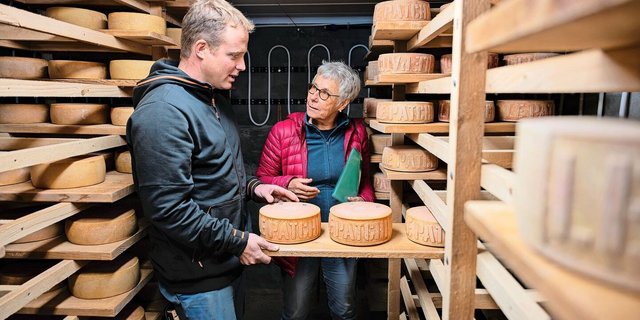 Silvia Uehlinger begutachtet den Käsekeller auf dem Betrieb von Josquin Pasquier bei Hauteville im Kanton Fribourg. Die Agronomin ist eine von drei Frauen im 33-köpfigen Expertenteam der Berghilfe.