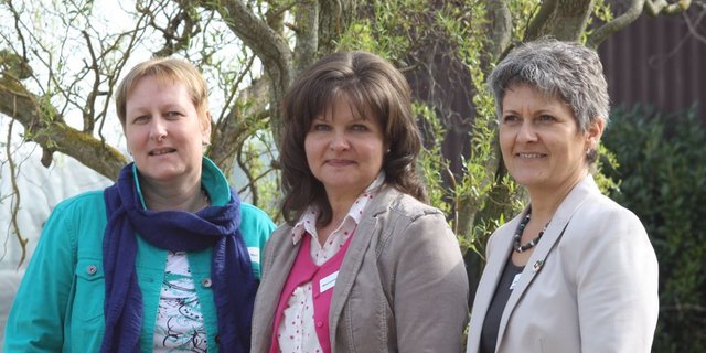 Die neue Präsidentin Doris Marti (links) und die abtretende Präsidentin Christine Schumacher (rechts) mit dem neuen Vorstandsmitglied Marianne Streit. (Bild Andrea Wyss)
